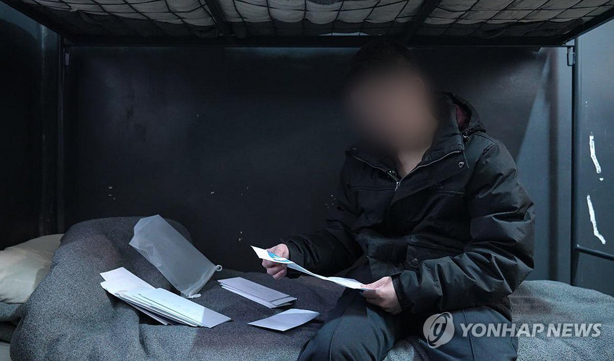 捕虜収容所に収容された北朝鮮兵(キョレオル統一連帯提供)=(聯合ニュース)≪転載・転用禁止≫