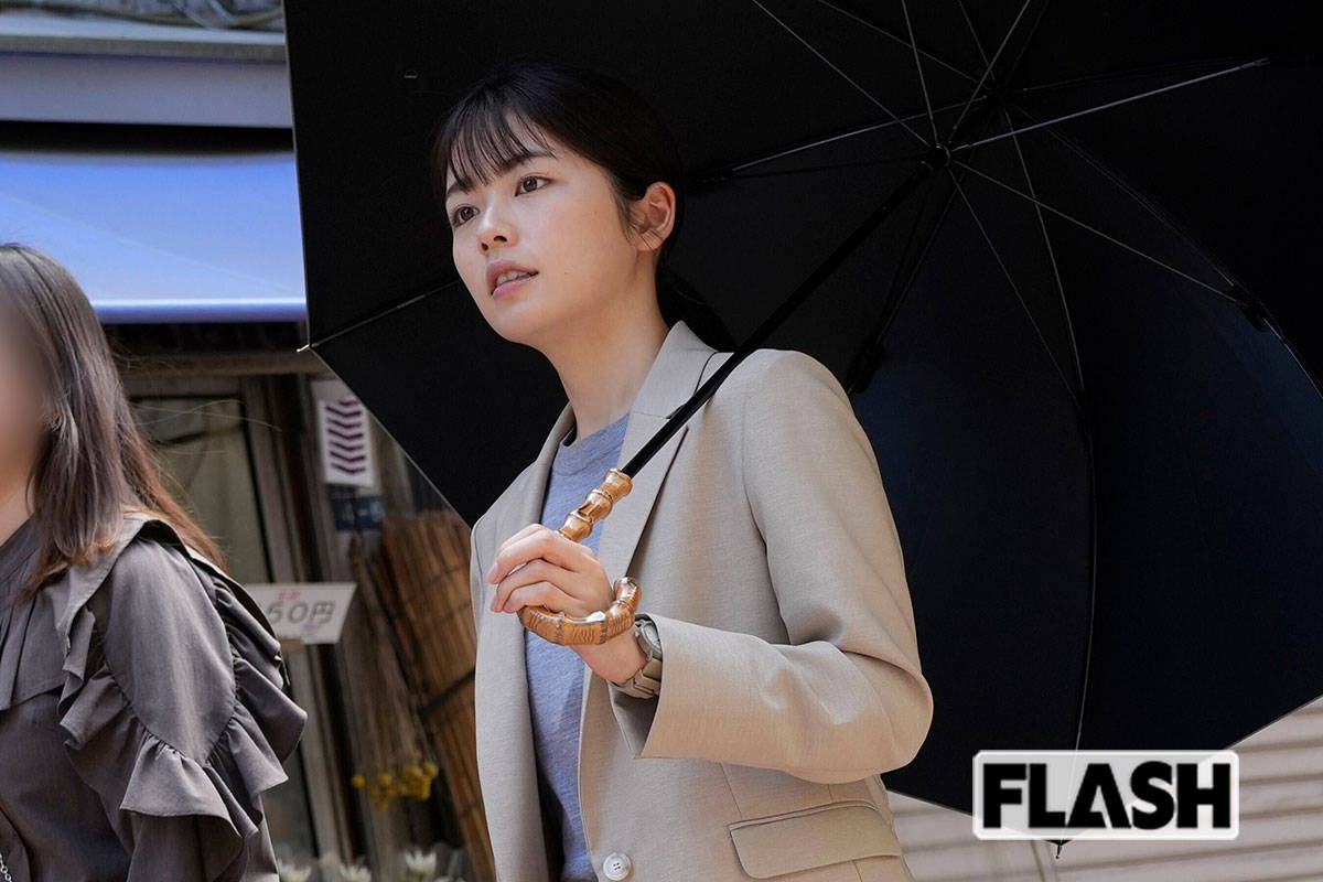 小芝風花、沖縄家族旅行で “二の腕見せ” ワンピ姿披露…1年「民放連ドラ出演なし」で売れっ子女優の “働きすぎ” 変革