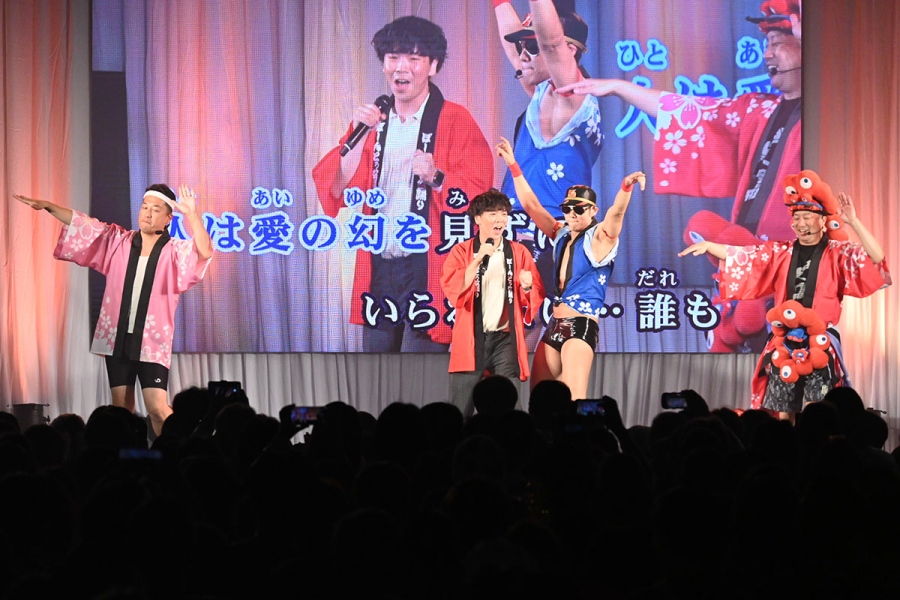 『“EXPO Reborn!”～未来・食・文化を再体験～』クロージングステージにて、4人目の男性は郷ひろみの『2億4000万の瞳』を熱唱（10月12日・ATCホール）