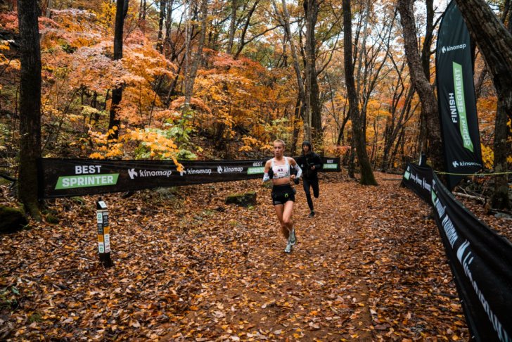 紅葉の中のSprint区間を走るフロレア
