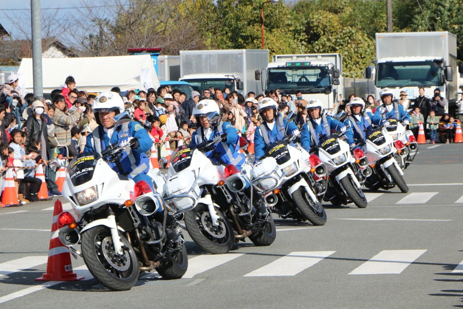 白バイのドリル走行や子どもトラック体験が楽しめる入場無料の!埼玉県トラック協会 さいたまトラックファミリーフェア2026 白バイ隊のドリル走行