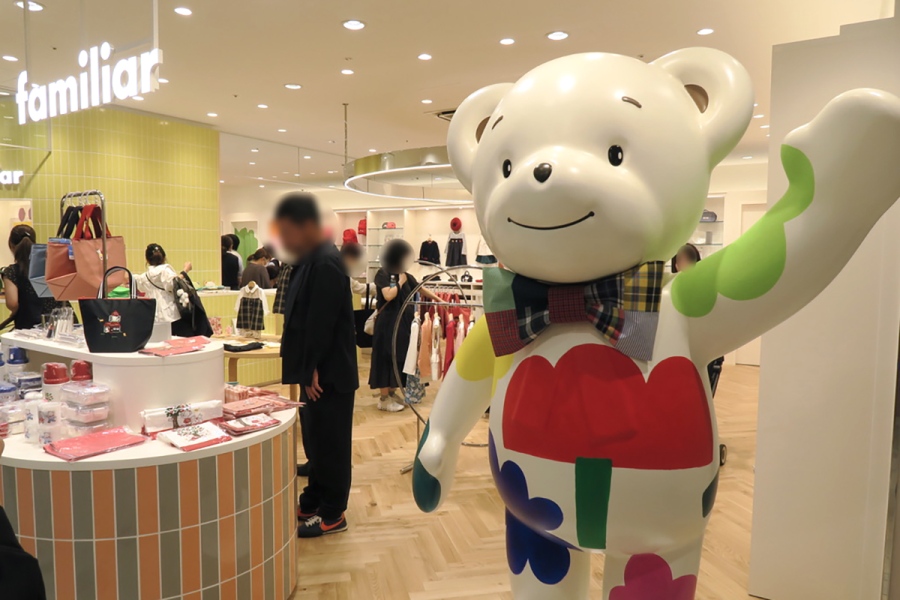 テキスタイルデザイナーの鈴木マサル氏が手書きでデザインした、世界に一つだけの「ジャンボファミちゃん」（10月2日・あべのハルカス近鉄本店 ファミリアショップ／Lmaga.jp撮影）