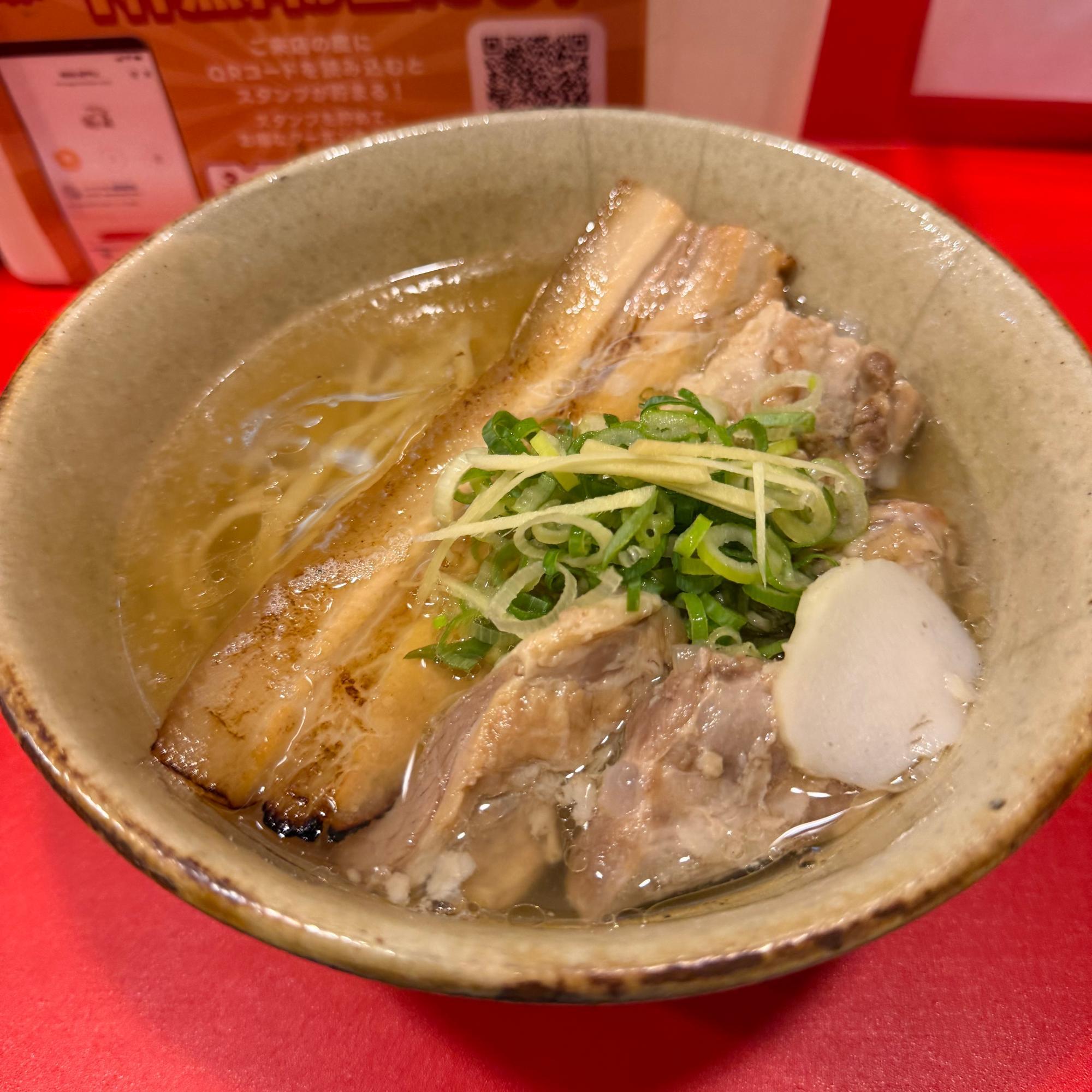 手際よく調理され、大きなどんぶりに溢れんばかりのお肉と針生姜、青ネギ、かまぼこが盛られた至高の一杯が到着！