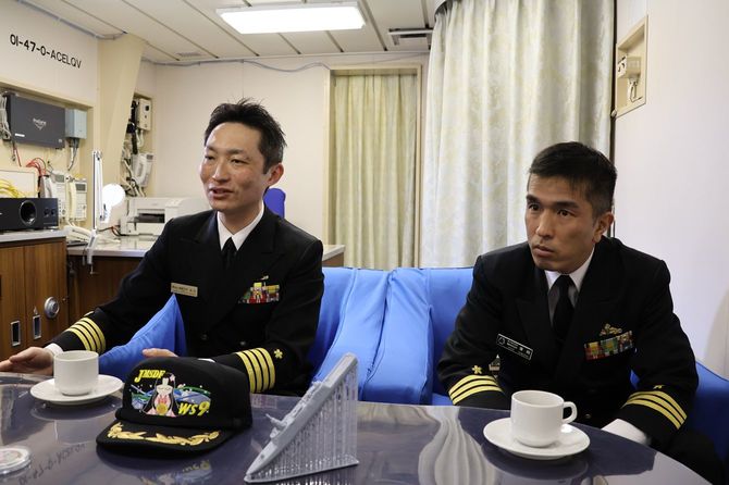 岩出洋平1等海佐（左）、濱﨑禎史2等海佐（右）