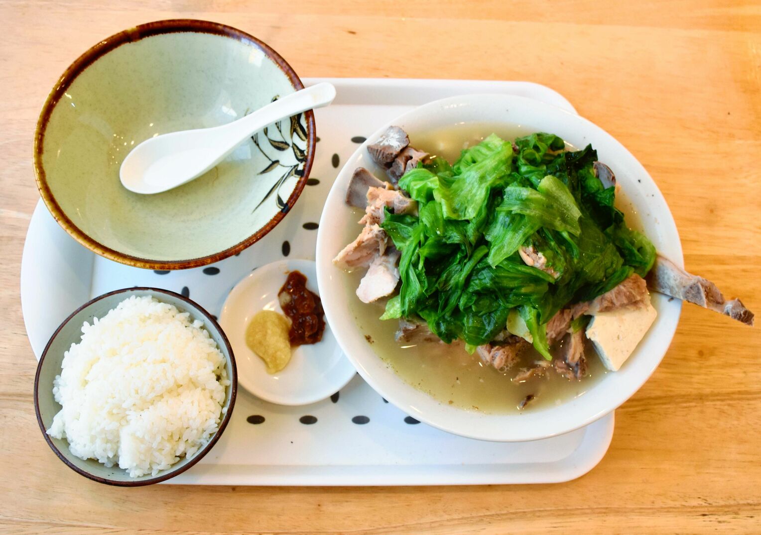<div class="caption blank-caption">1日限定7食の骨汁。これを目当てに訪れる客も少なくない</div>