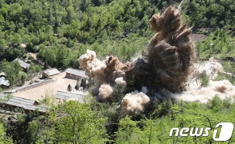 北朝鮮・豊渓里核実験場の廃棄に向け、管理指揮所の建物が爆破された様子=2018年5月(c)news1