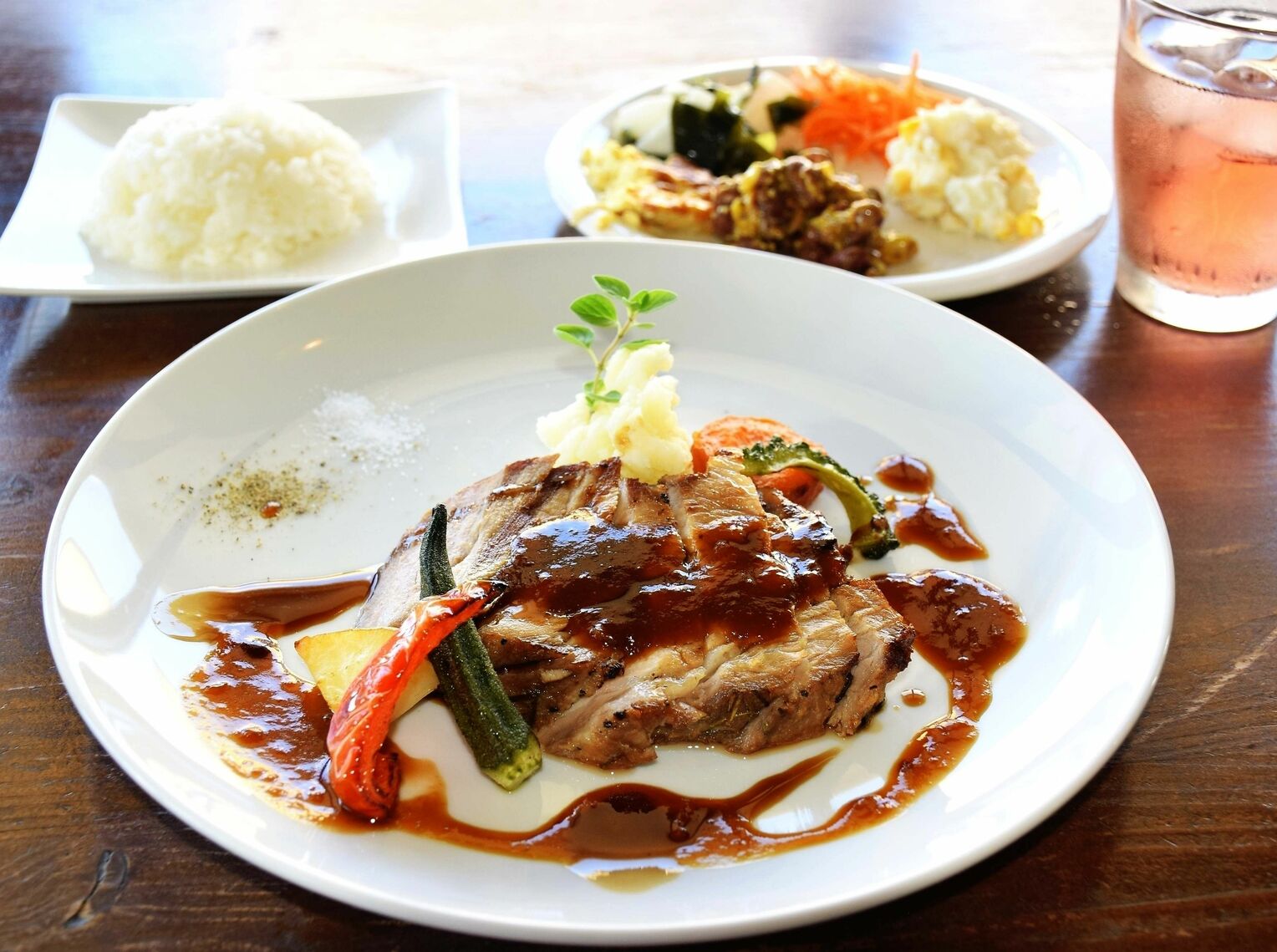 <div class="caption blank-caption"> 人気のローストポーク。バイキング形式の前菜、サラダ、スープ、ドリンクが付いて2100円</div>