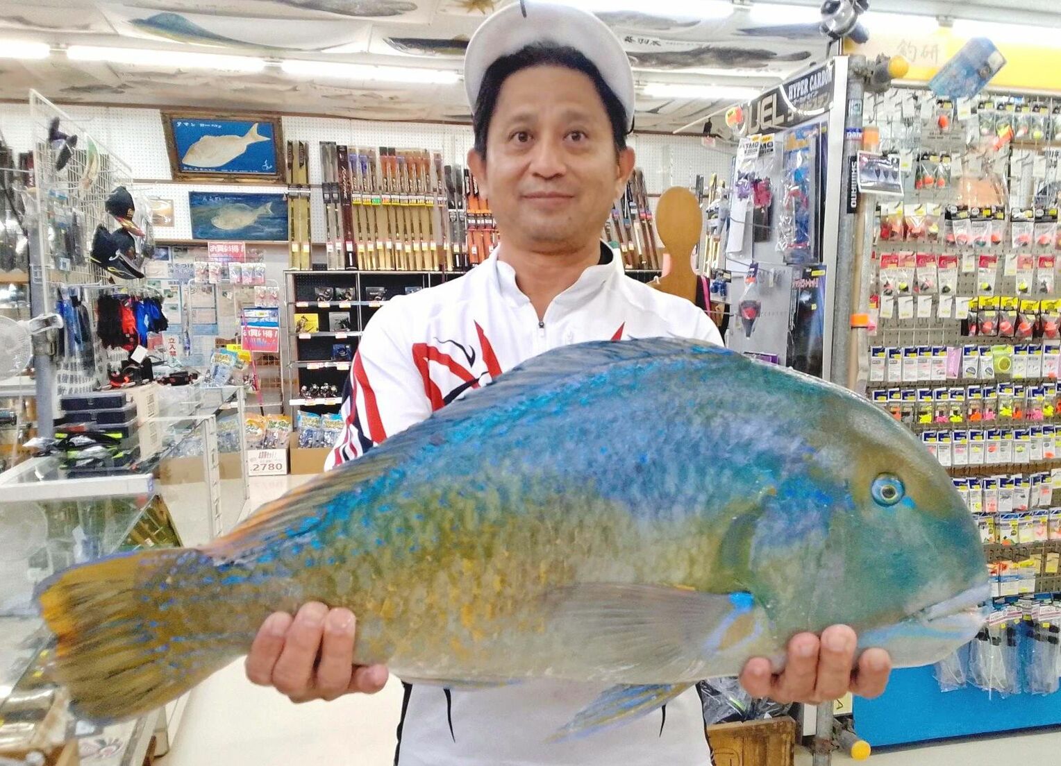 本部海岸で７２センチ７・４キロのマクブを釣った山内盛康さん＝１０月１１日
