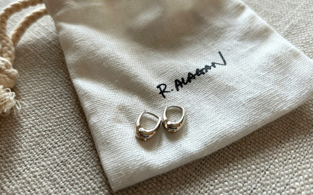 R.ALAGANのシルバーピアス、最近の耳元はもうこればっかり♡【チームOggiのハマリモノ】 | Oggi.jp R.ALAGANのシルバーピアス、最近の耳元はもうこればっかり♡【チームOggiのハマリモノ】 | Oggi.jp