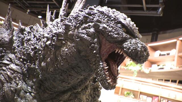 伝説の怪獣ゴジラ 広島襲来！　家電量販店に高さ２メートル超えの像　
