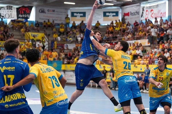 スペイン男子ハンドボールのビダソア(IRUDEK Bidasoa Irun)がビジャ·デ·アランダ(Tubos Aranda Villa de Aranda)を破り、開幕3連勝をマークして首位を疾走し.. スペイン男子ハンドボールのビダソア(IRUDEK Bidasoa Irun)がビジャ·デ·アランダ(Tubos Aranda Villa de Aranda)を破り、開幕3連勝をマークして首位を疾走し..