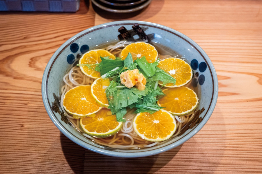 みかんそば みかん胡椒バター添え1,200円など、以前はなかった個性派蕎麦が登場。※みかんそばは、期間限定