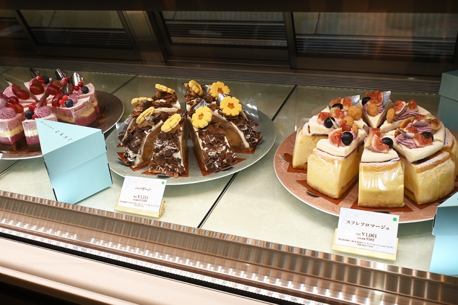 ピース専用箱のある生ケーキは約1カ月ごとに替わり、オープン時はいちじくの乗った「スフレフロマージュ」（1061円）など5種（Lmaga.jp撮影）