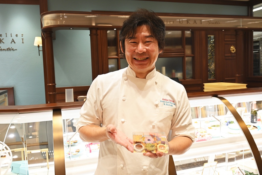 鈴木滋夫シェフは「賞味期限が当日中のできたてスイーツと、日保ちするギフト用、どちらも用途に合わせて楽しんでいただければ」と話す（Lmaga.jp撮影）
