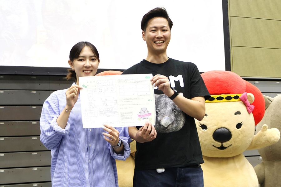 「ウォンちゃん婚姻届」に署名した坂本和優さんと芳谷英花さんカップル（10月18日撮影、五月山体育館）